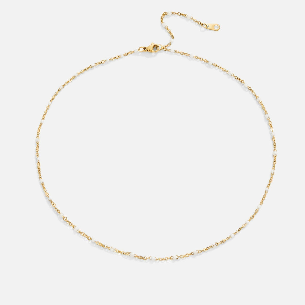 Sabina – A delicate gold necklace with mini pearls.