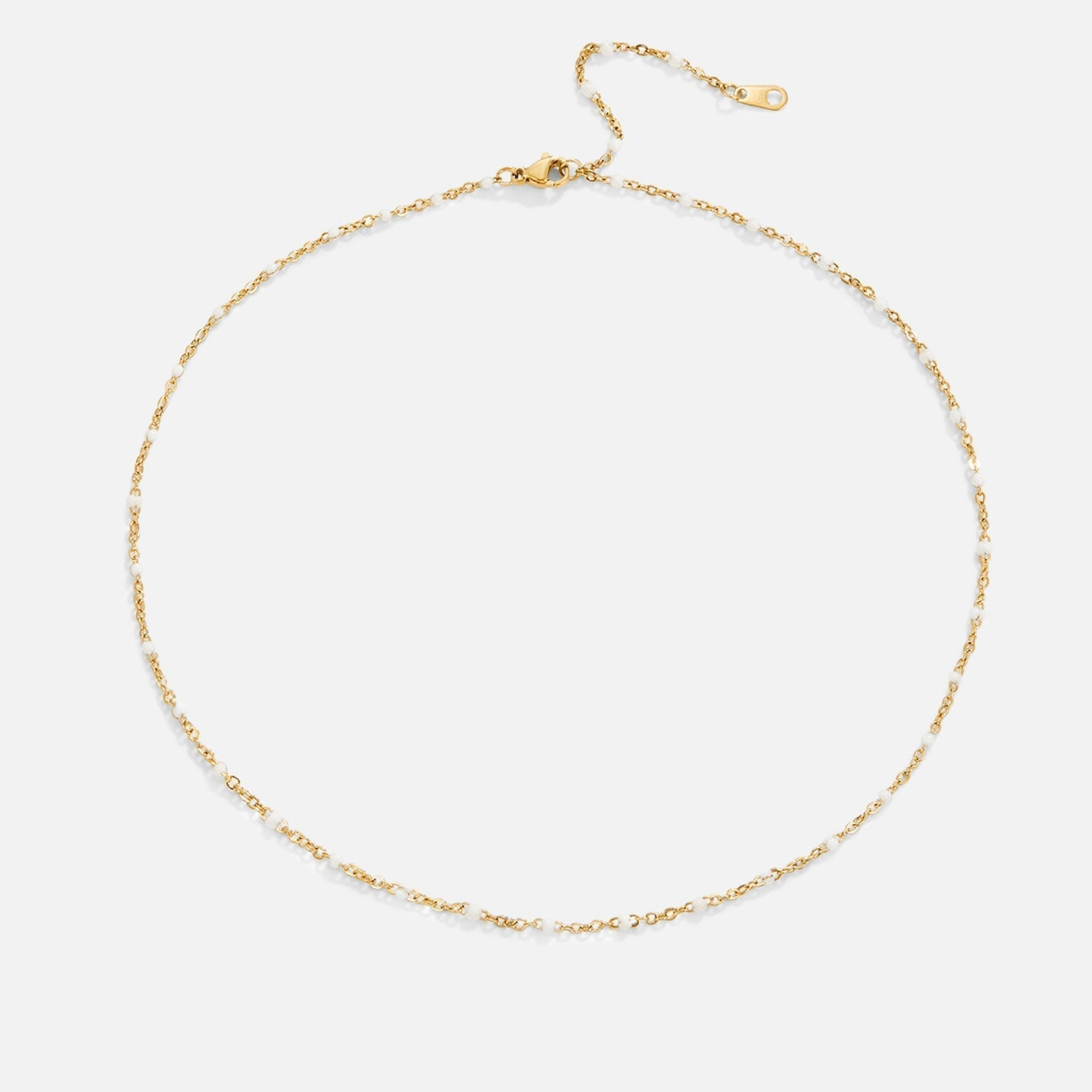 Sabina – A delicate gold necklace with mini pearls.