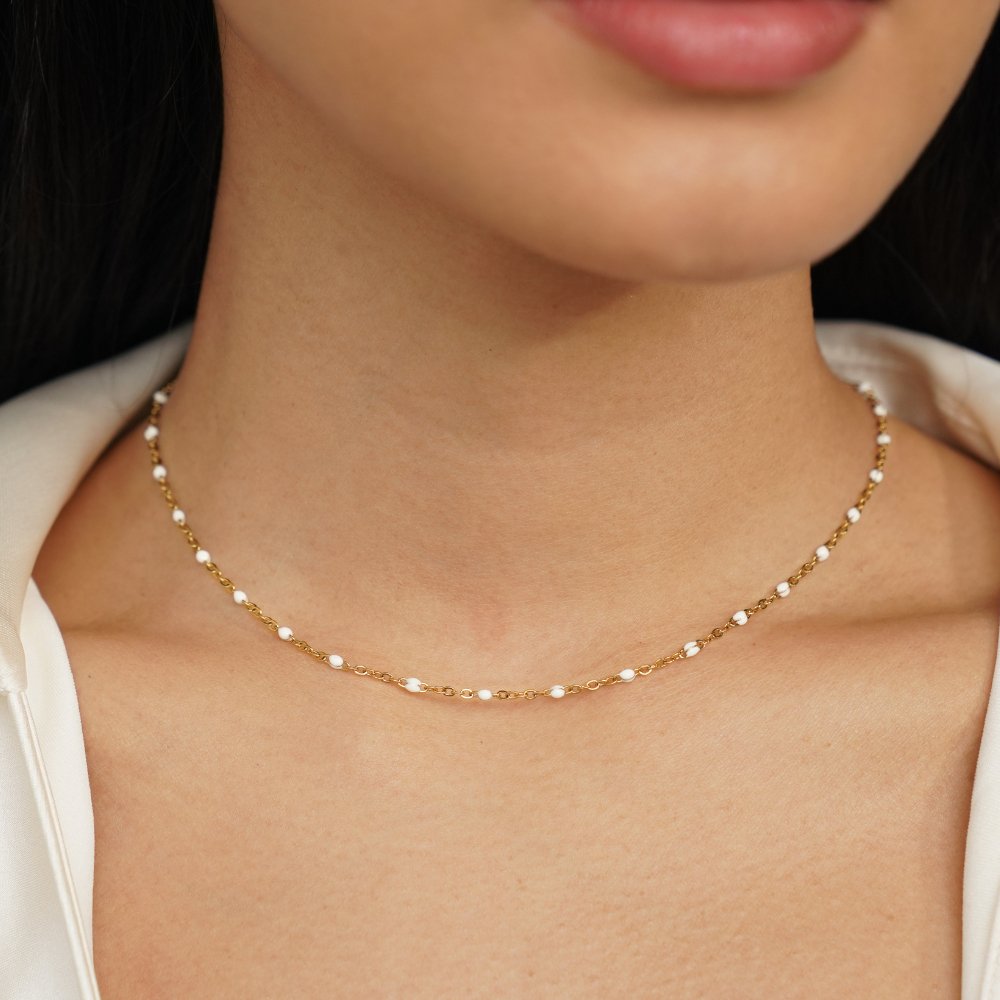 Sabina – A delicate gold necklace with mini pearls.