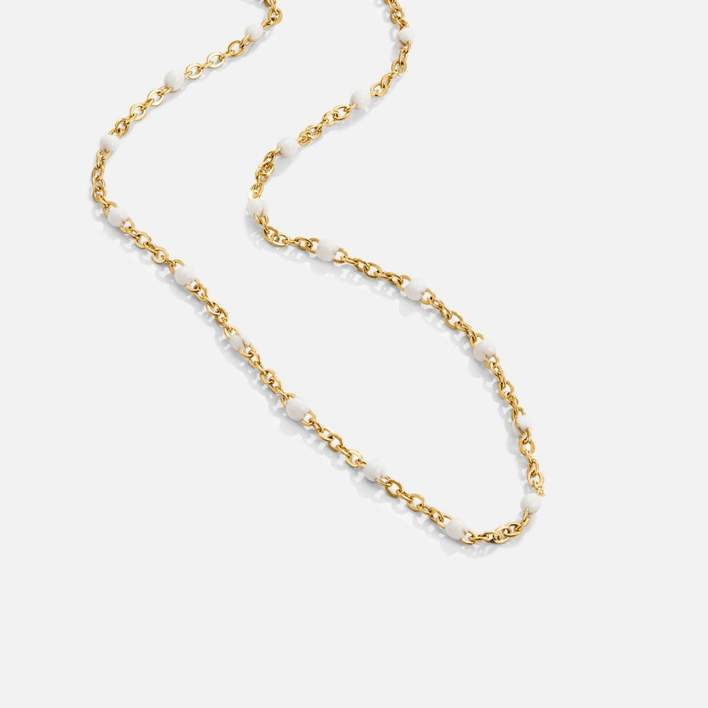 Sabina – A delicate gold necklace with mini pearls.