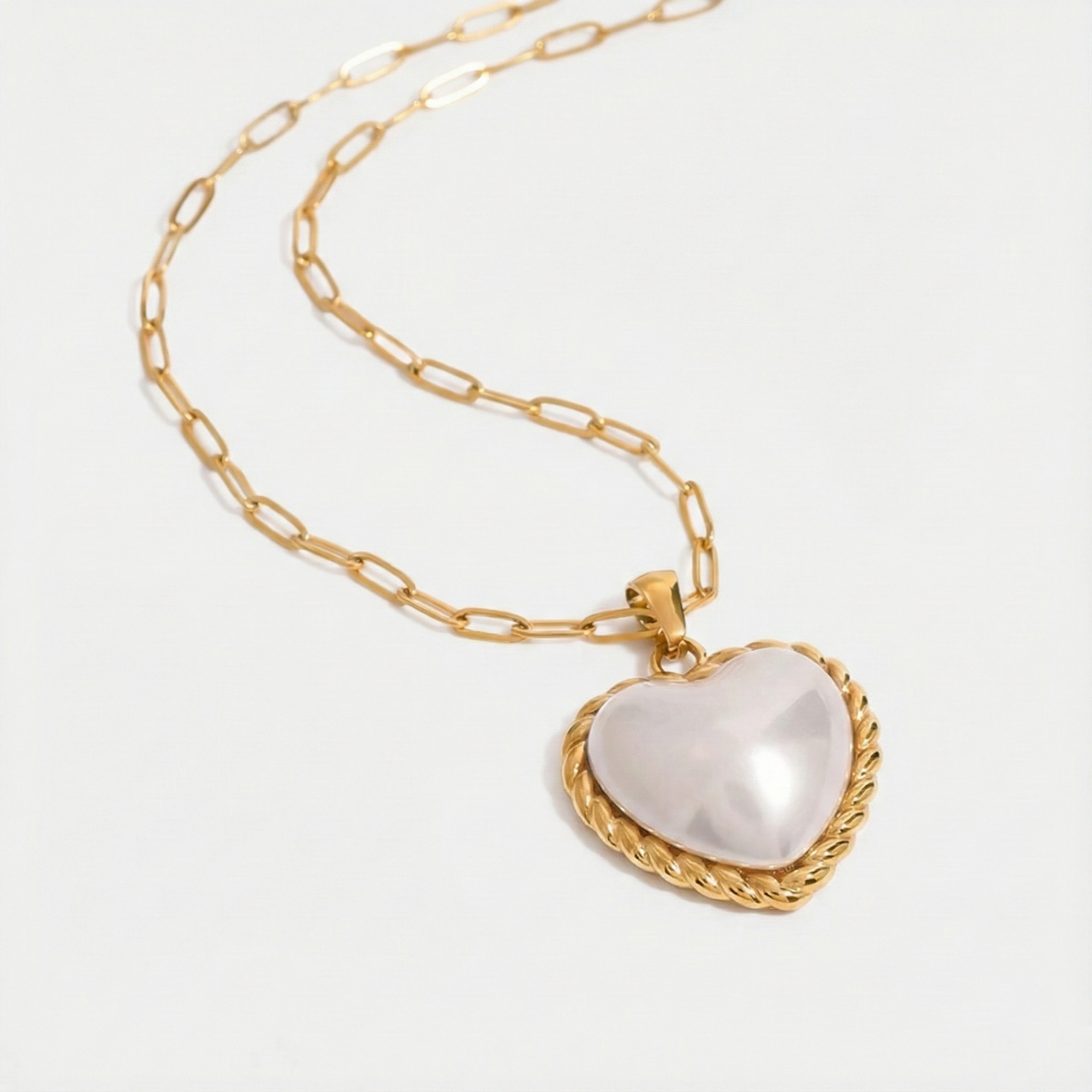 Victoria – Elegant Gold Necklace with Pendant.