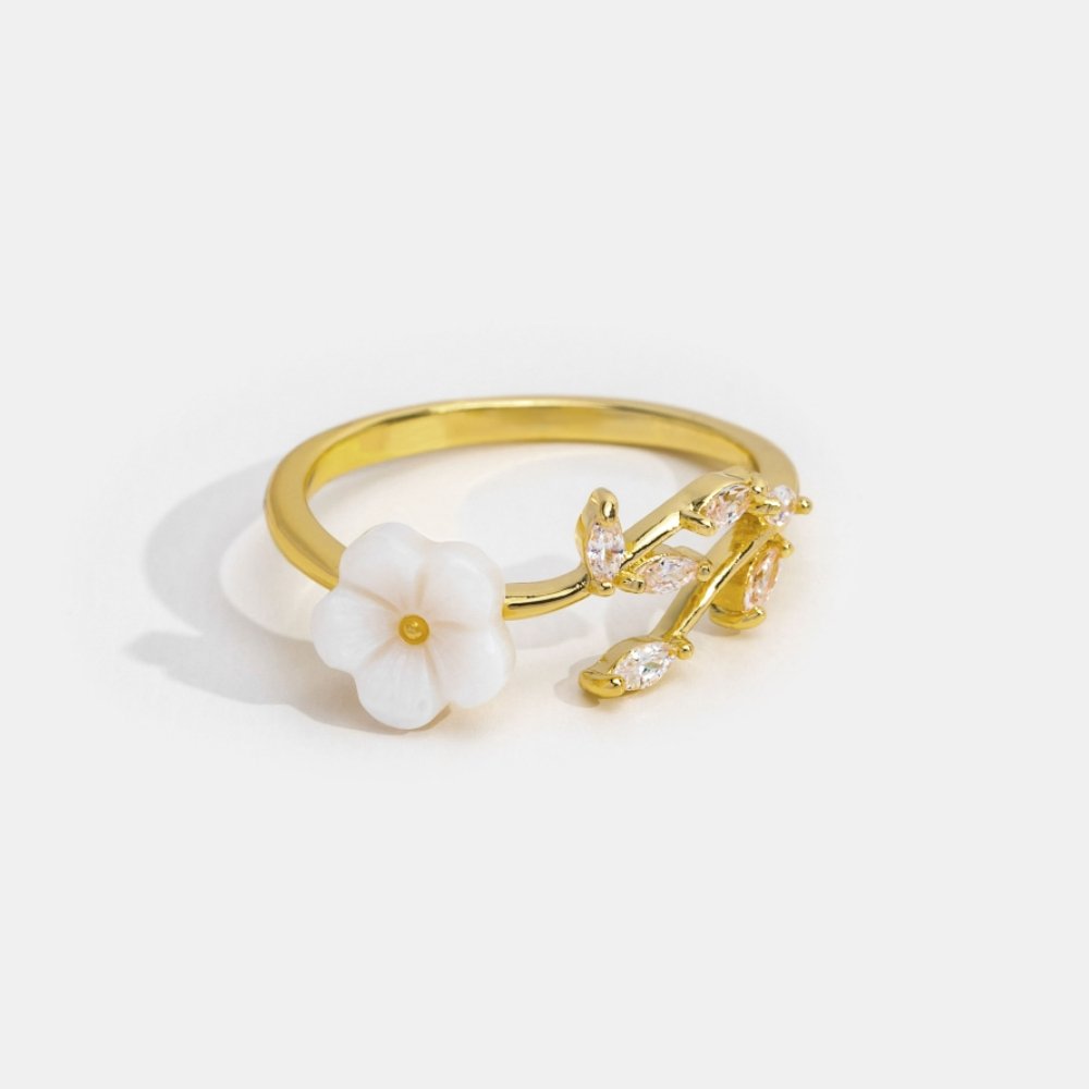 Miriam – An engagement ring adorned with white floral decorations.