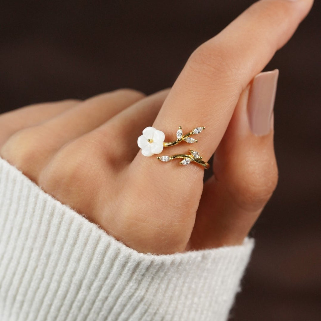Miriam – An engagement ring adorned with white floral decorations.
