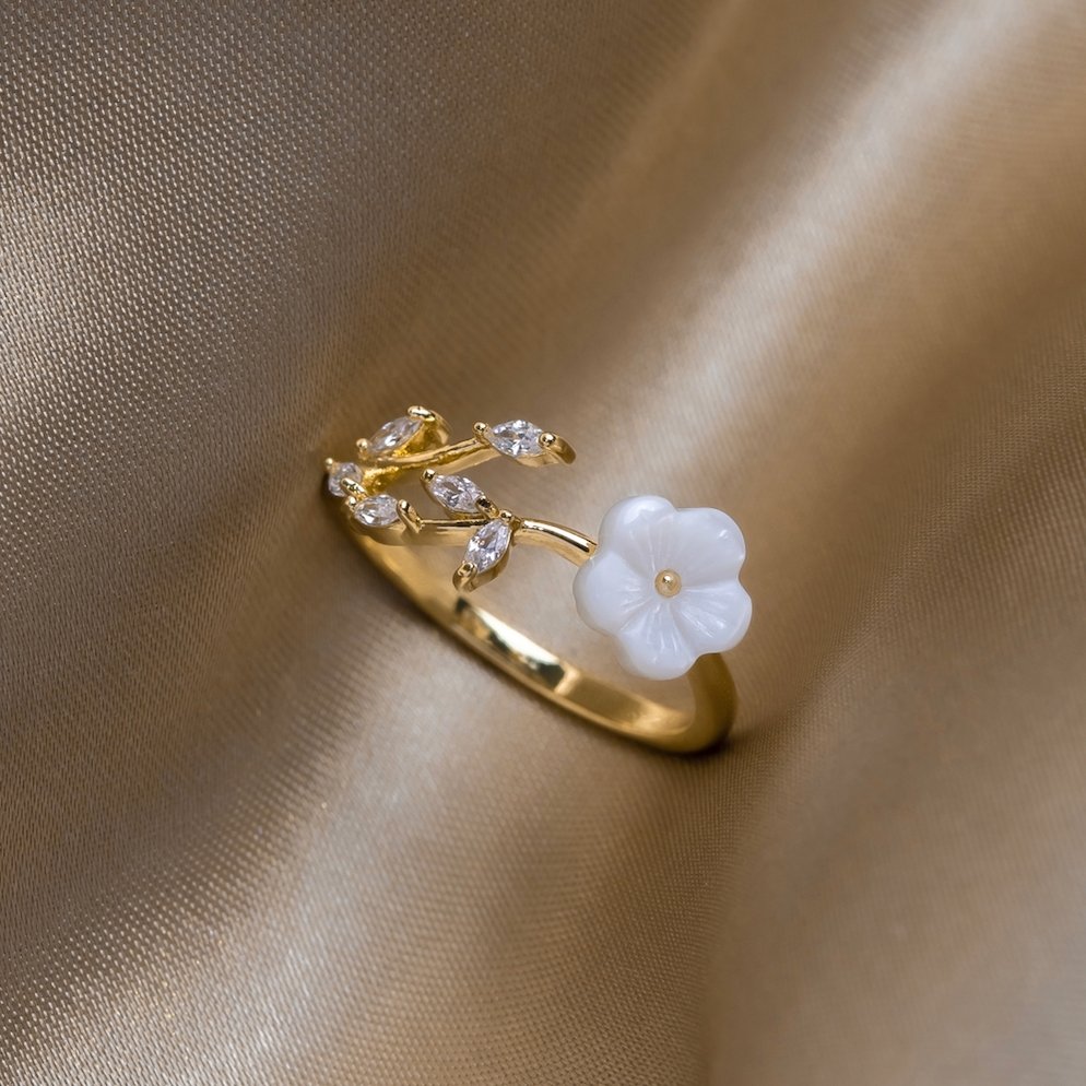 Miriam – An engagement ring adorned with white floral decorations.