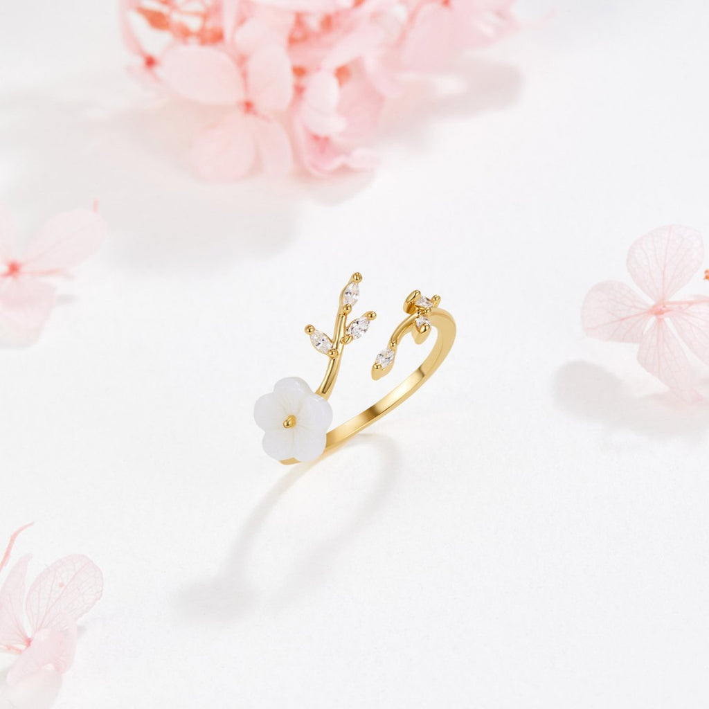 Miriam – An engagement ring adorned with white floral decorations.