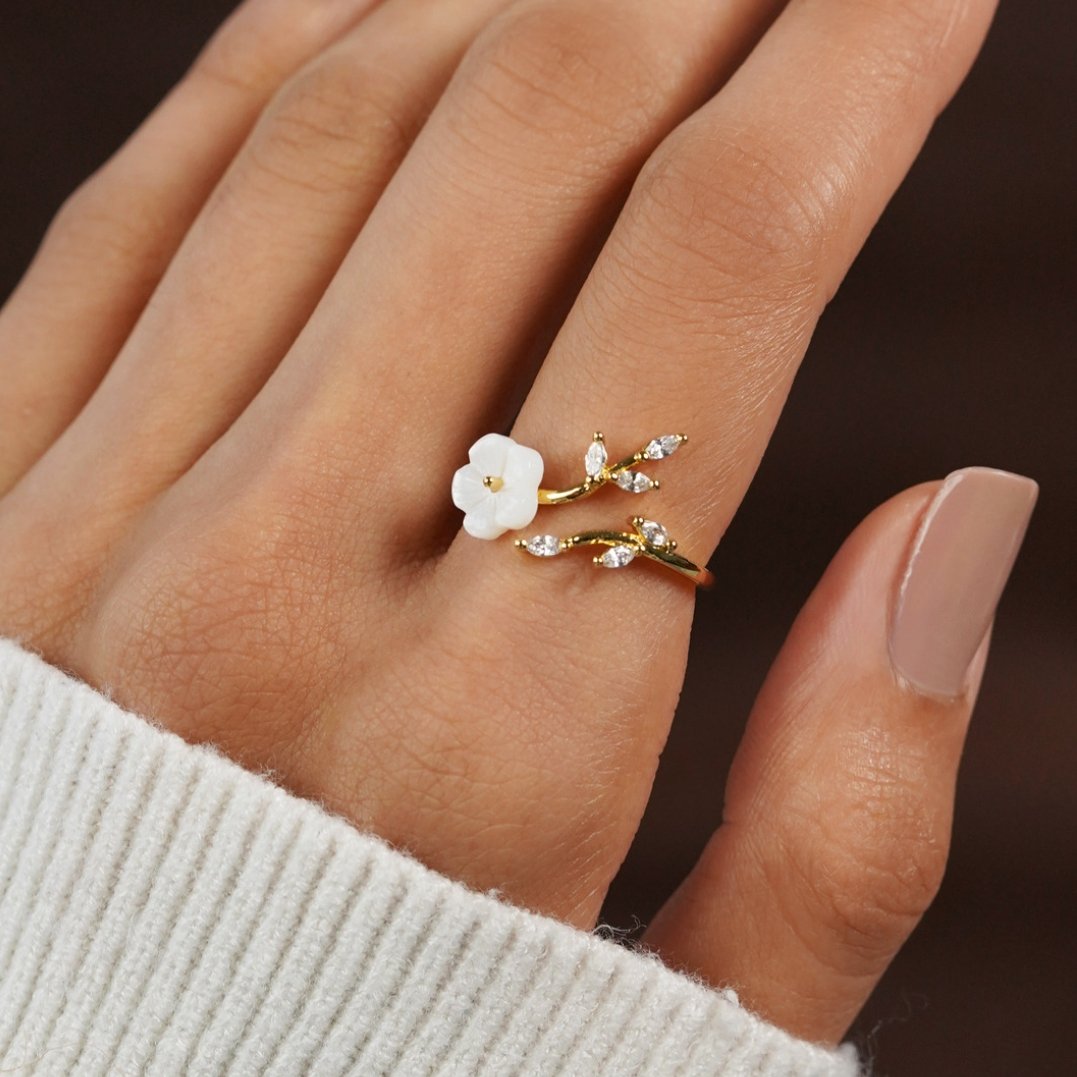 Miriam – An engagement ring adorned with white floral decorations.